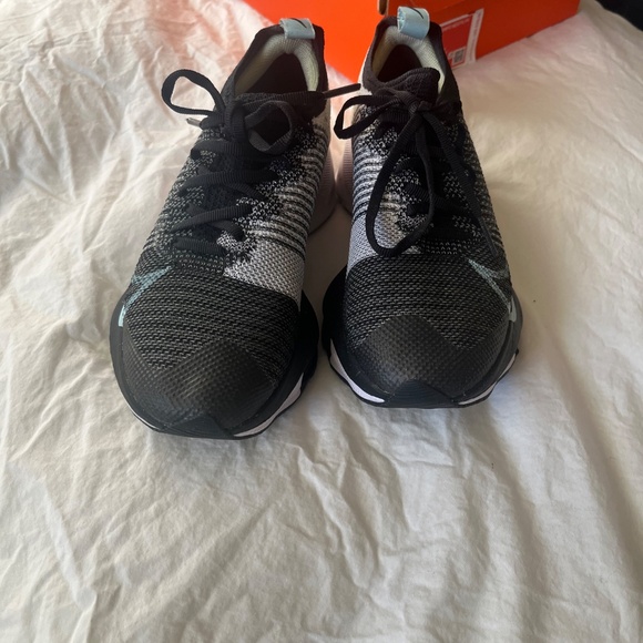 Running shoes - Picture 3 of 4